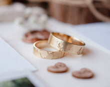 Load image into Gallery viewer, Gold World map wedding rings