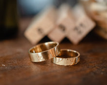 Load image into Gallery viewer, Gold World map wedding rings
