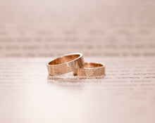 Load image into Gallery viewer, Gold World map wedding rings