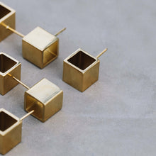 Load image into Gallery viewer, Cubic Stud earrings