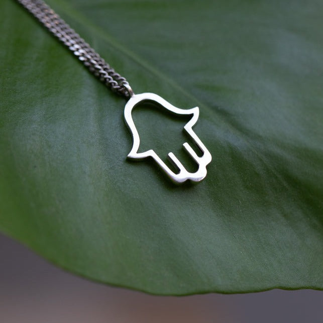 Shiny outline hamsa necklace    