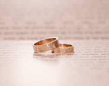 Load image into Gallery viewer, Gold World map wedding rings
